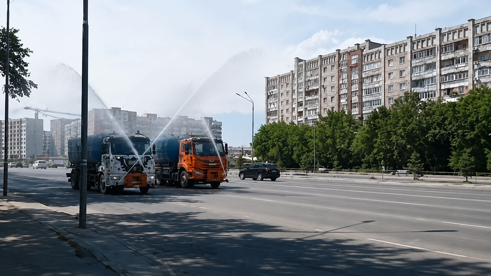 На улицах Усть-Каменогорска распыляют воду для охлаждения воздуха