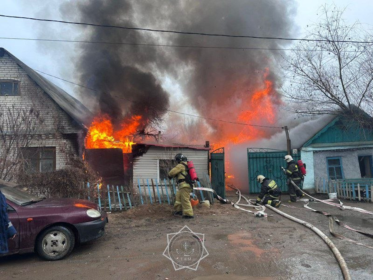 В Уральске из горящего дома спасли женщину