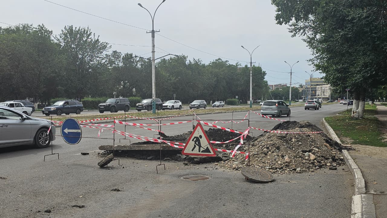 В Усть-Каменогорске на проспекте Абая устраняют дефект теплосети