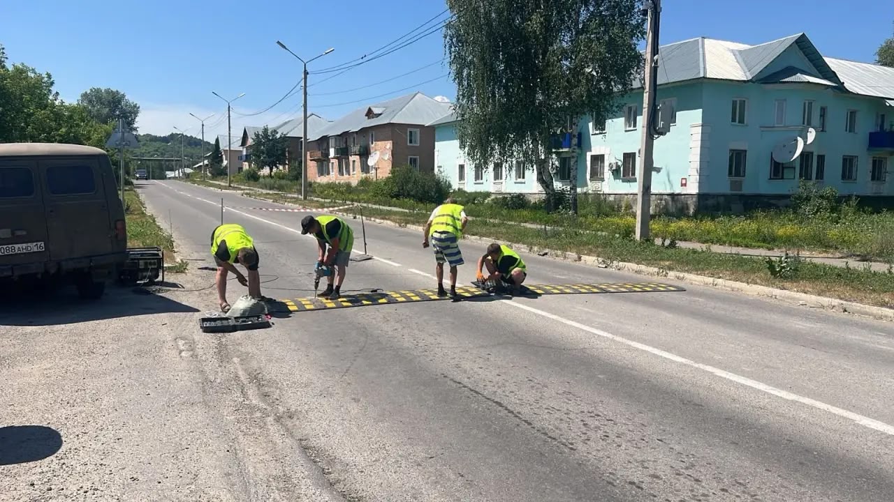 В районе Алтай устанавливают новых «лежачих полицейских» у школ и детсадов