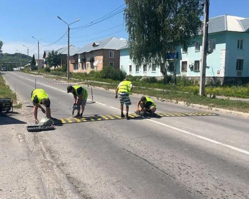 В районе Алтай устанавливают новых «лежачих полицейских» у школ и детсадов