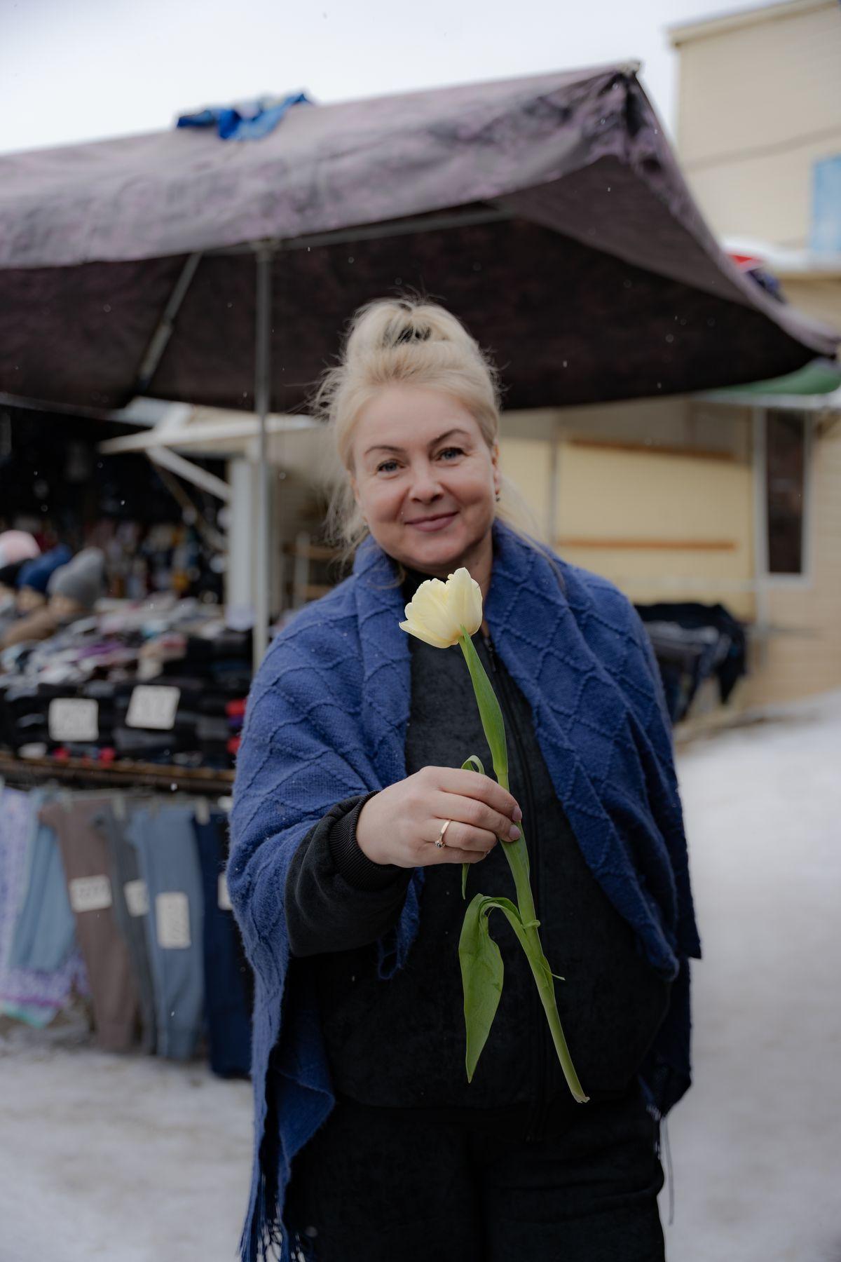 Жительницам Усть-Каменогорска на улицах и в торговых центрах дарили цветы