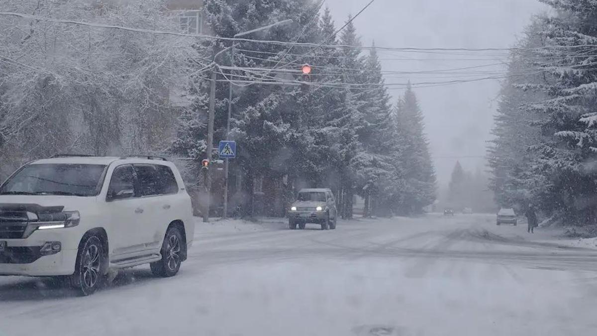 В ВКО на трассах ввели ограничения для авто с летними шинами 