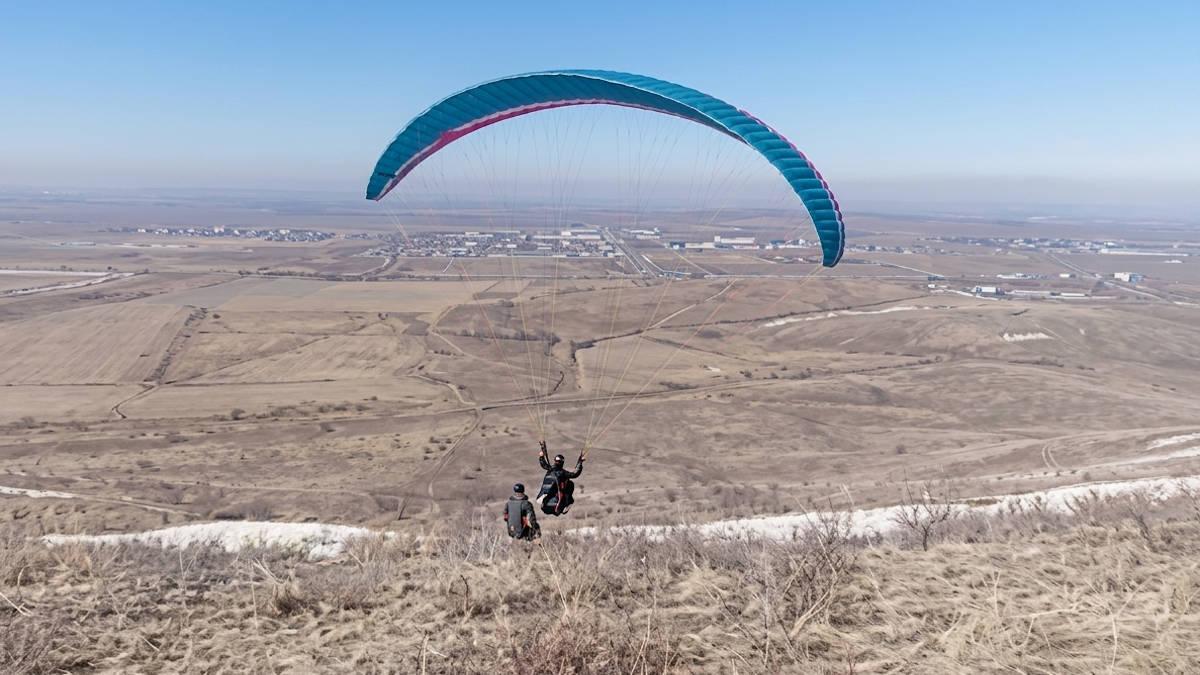 В Усть-Каменогорске парапланеристы открыли сезон