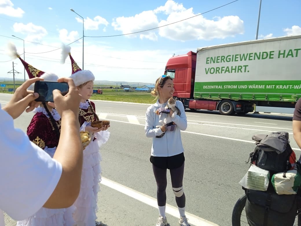 В Усть-Каменогорск приехала путешественница, которая объезжает весь Казахстан на велосипеде