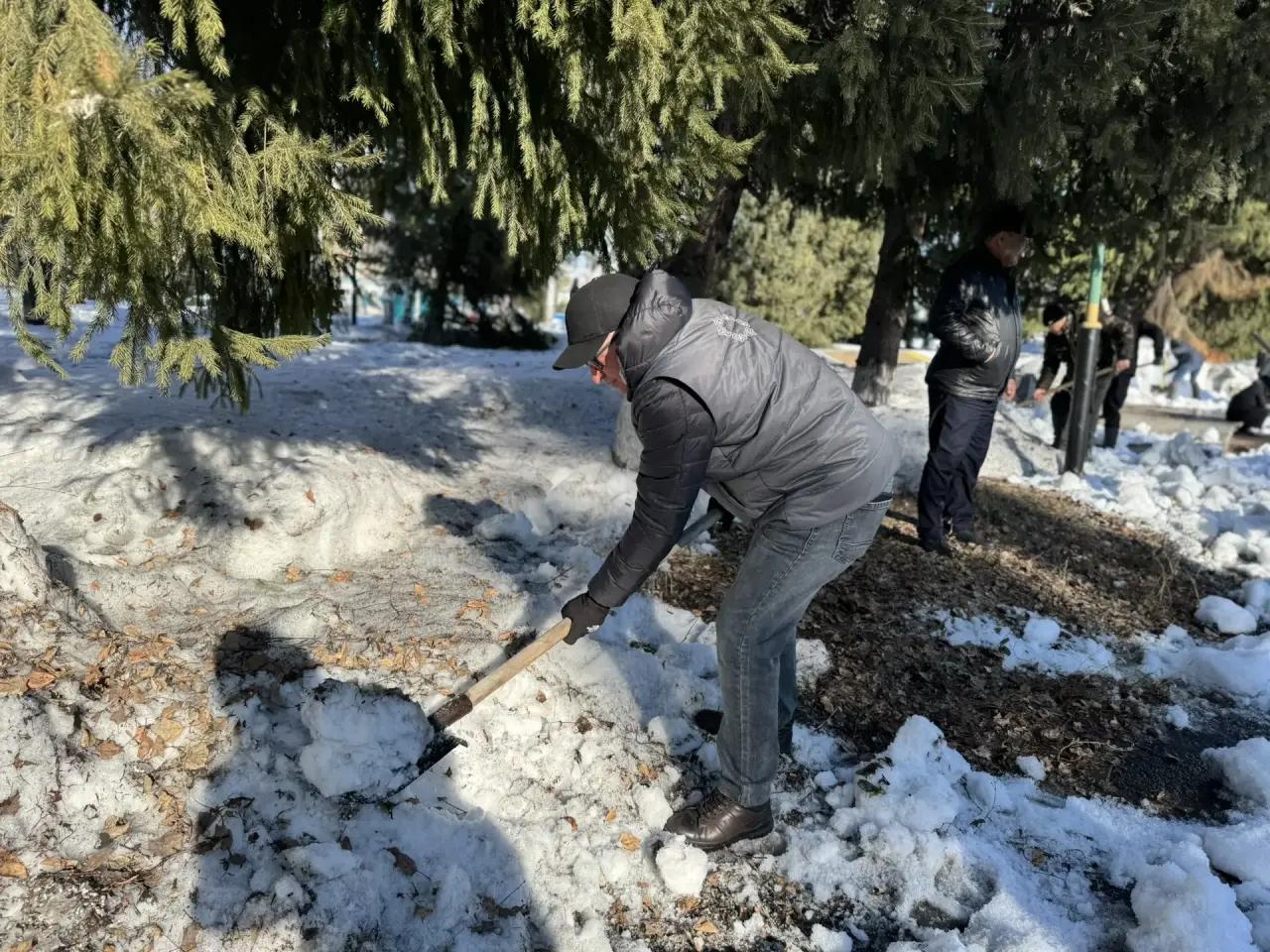 Город Алтай проснулся после зимы и вышел на масштабную уборку