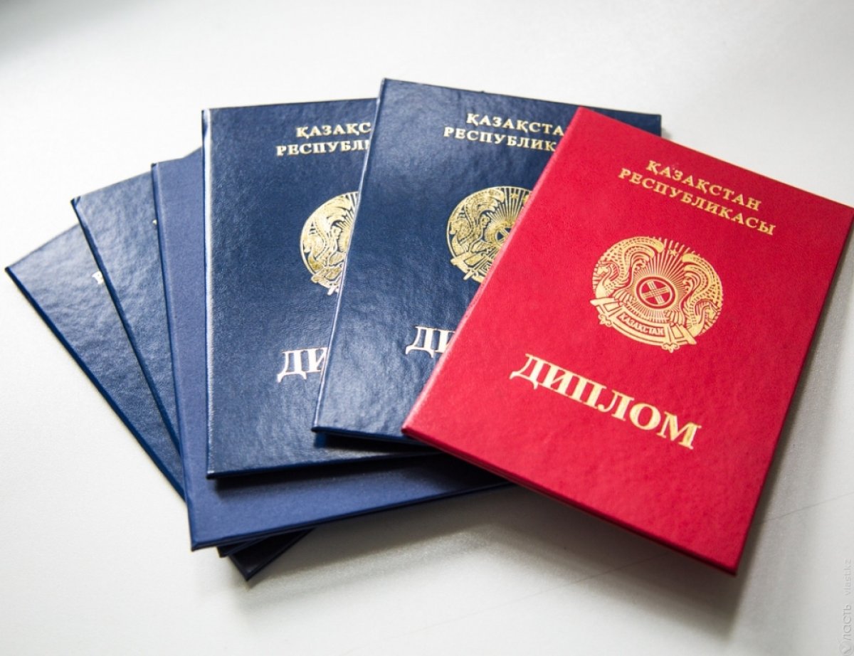 В Казахстане обнаружили десятки поддельных дипломов и сайты по их продаже
