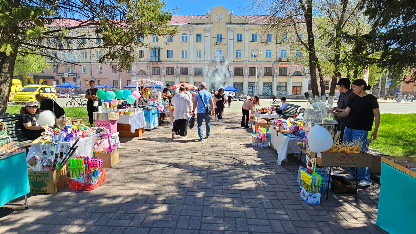 В Усть-Каменогорске у Дома дружбы отпраздновали День единства народа Казахстана 