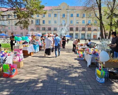 В Усть-Каменогорске у Дома дружбы отпраздновали День единства народа Казахстана 