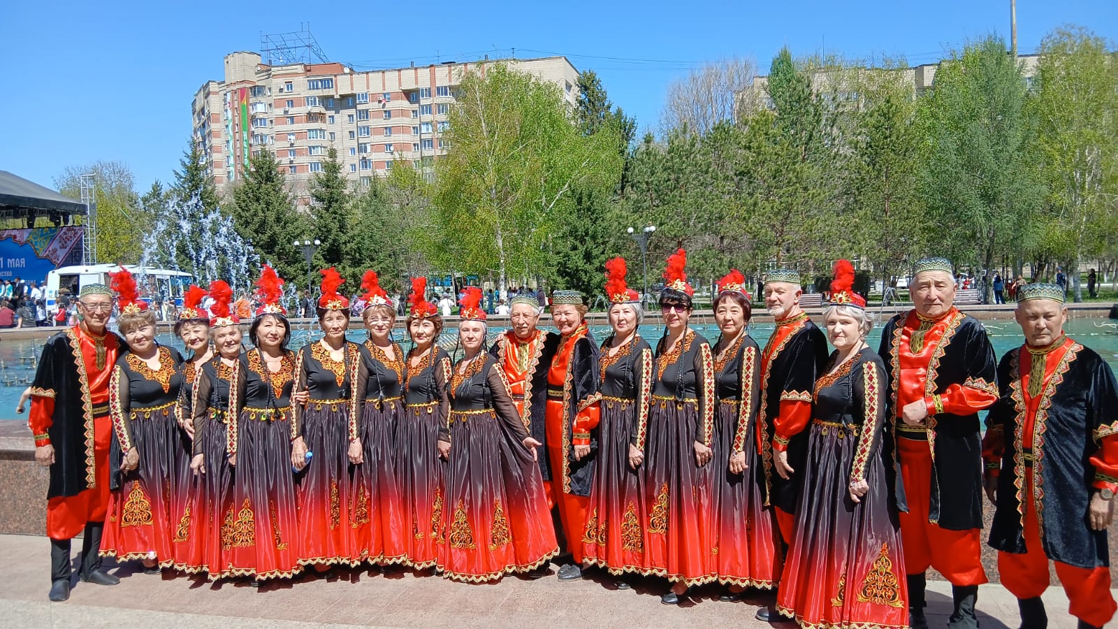 В Усть-Каменогорске на площади Республики идёт праздничный концерт
