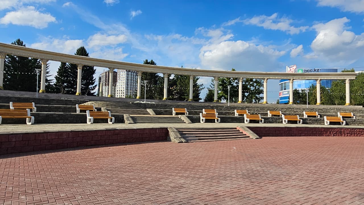В Усть-Каменогорске благоустроили площадку у Иртышского моста