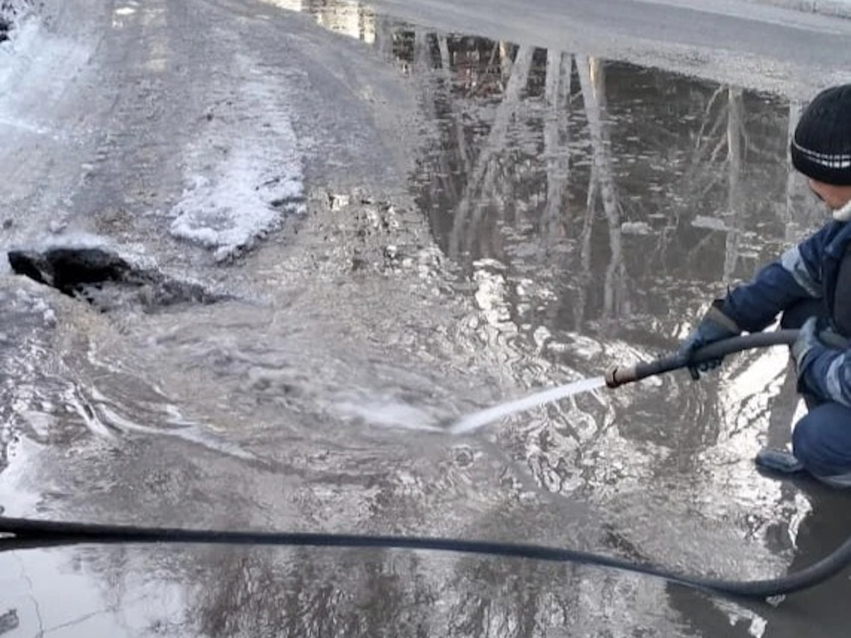 Коммунальщики в Риддере устраняют разливы талых вод на дорогах