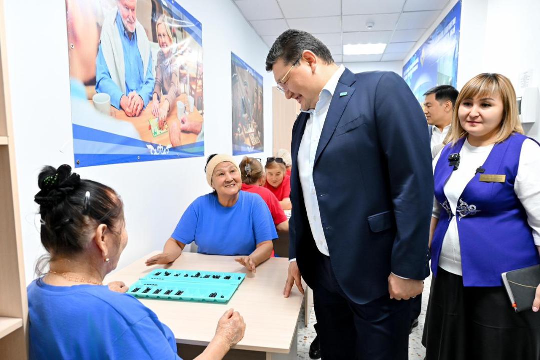 Аким области Абай посетил центр соцуслуг в Семее