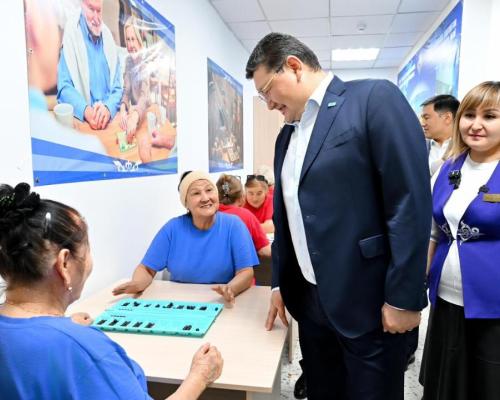 Аким области Абай посетил центр соцуслуг в Семее