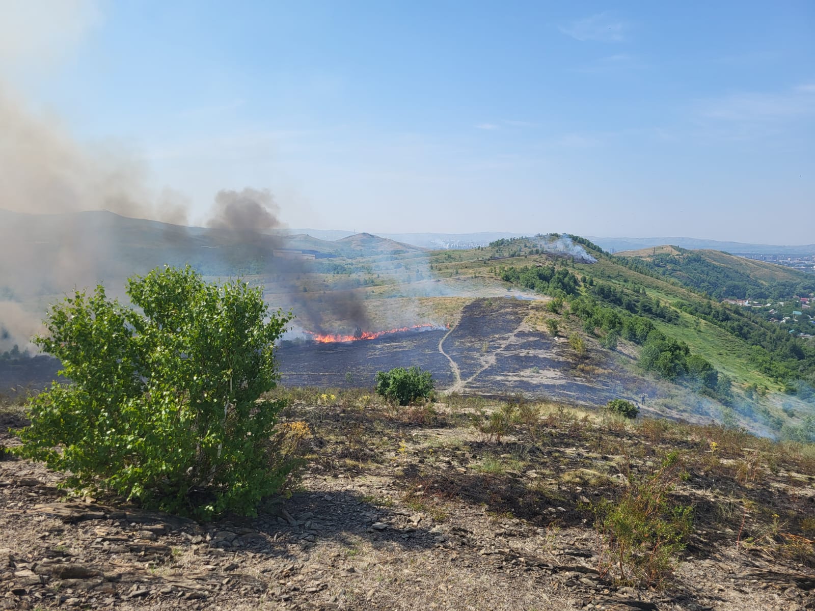 В Усть-Каменогорске потушили крупное загорание сухой травы
