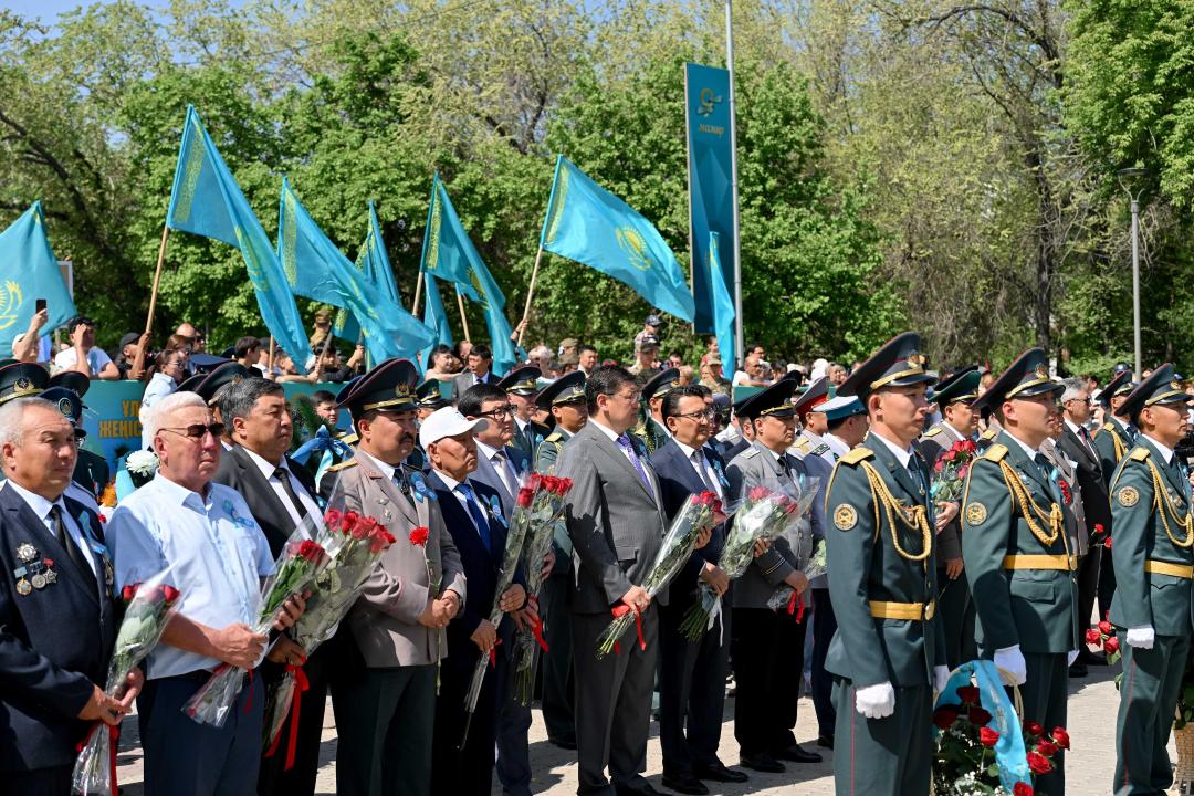 В Парке Победы Семея состоялась церемония возложения цветов