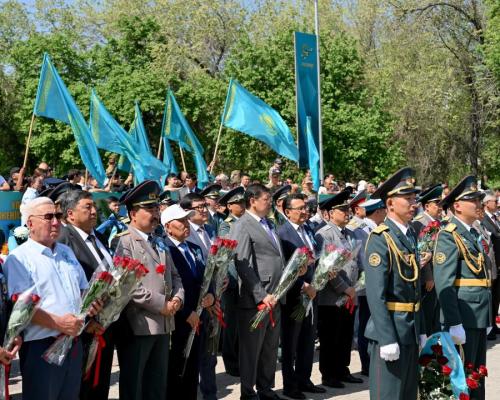 В Парке Победы Семея состоялась церемония возложения цветов