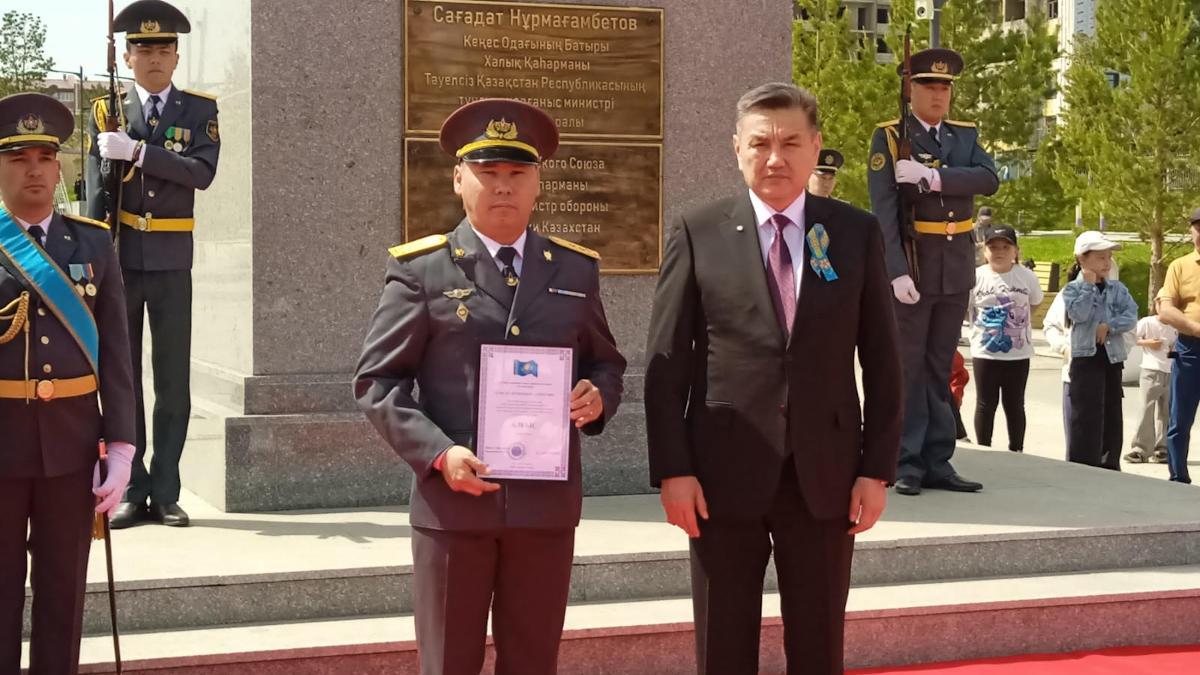 В Усть-Каменогорске состоялось торжественное возложение цветов к памятнику Сагадату Нурмагамбетову 