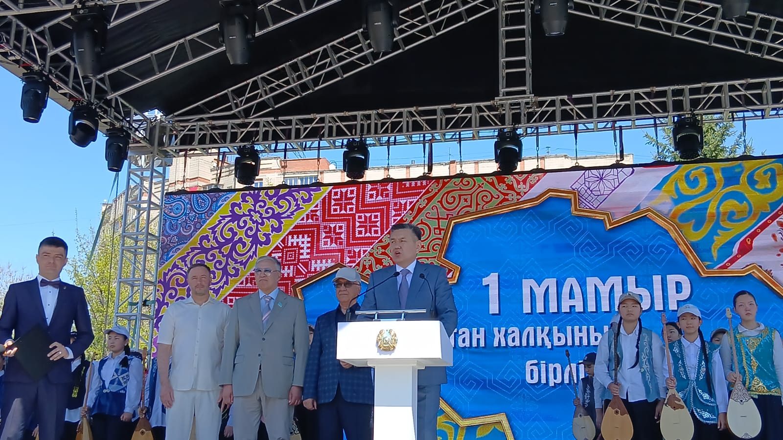 В Усть-Каменогорске на площади Республики идёт праздничный концерт