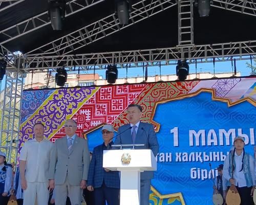 В Усть-Каменогорске на площади Республики идёт праздничный концерт