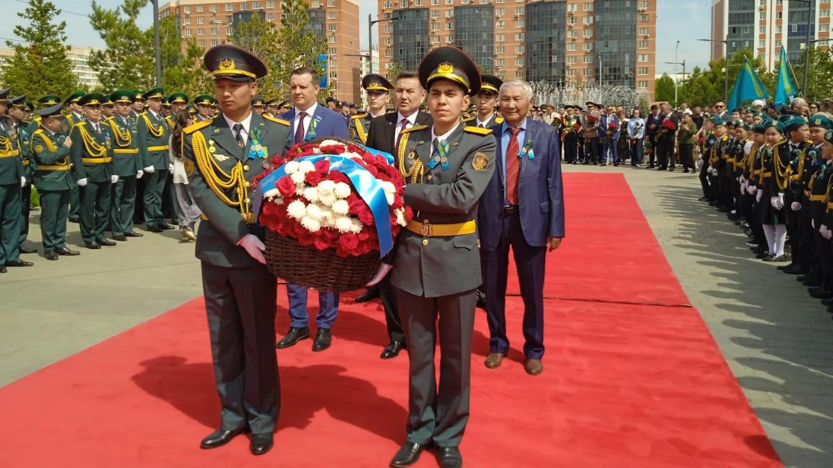 В Усть-Каменогорске состоялось торжественное возложение цветов к памятнику Сагадату Нурмагамбетову 