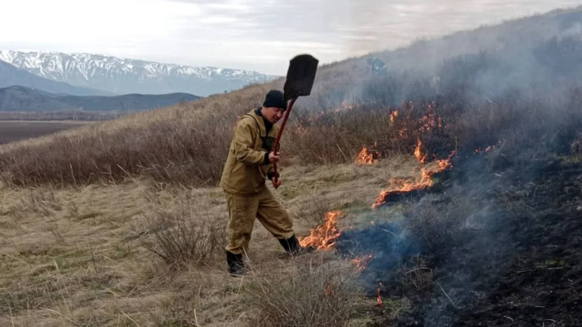 В ВКО горела сухая трава на площади 8 гектаров