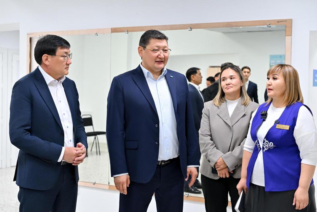 Аким области Абай посетил центр соцуслуг в Семее