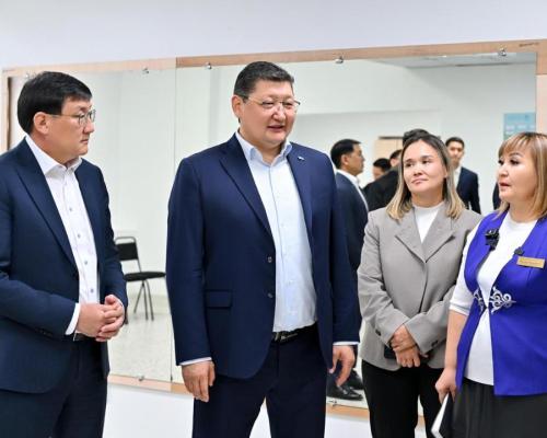 Аким области Абай посетил центр соцуслуг в Семее