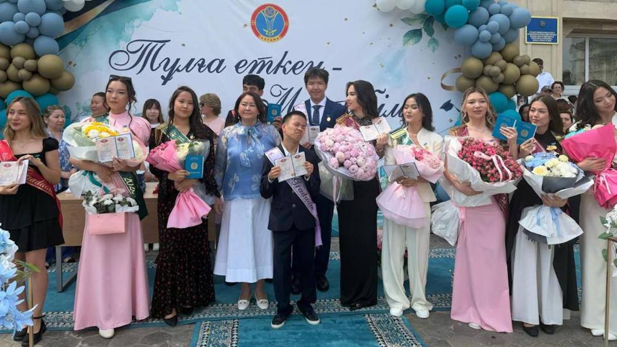 Димаш Кудайберген подарил ноутбук выпускнику из Астаны
