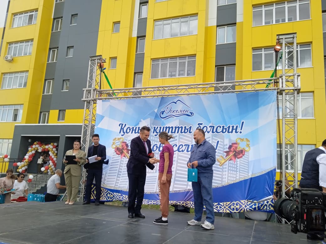 В Усть-Каменогорске 30 семей получили ключи от новых квартир