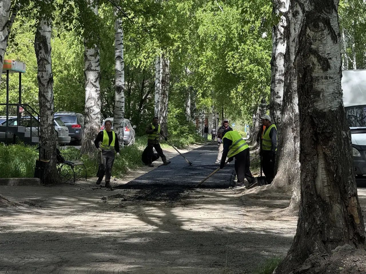 В городе Алтае ведутся работы по ремонту тротуара, которого жители ожидали с 2019 года