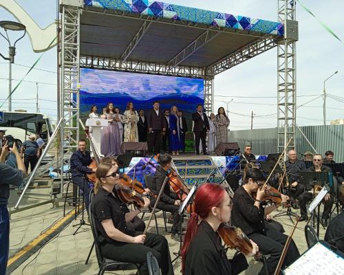 В Усть-Каменогорске состоялся концерт с участием военных, артистов и жителей города