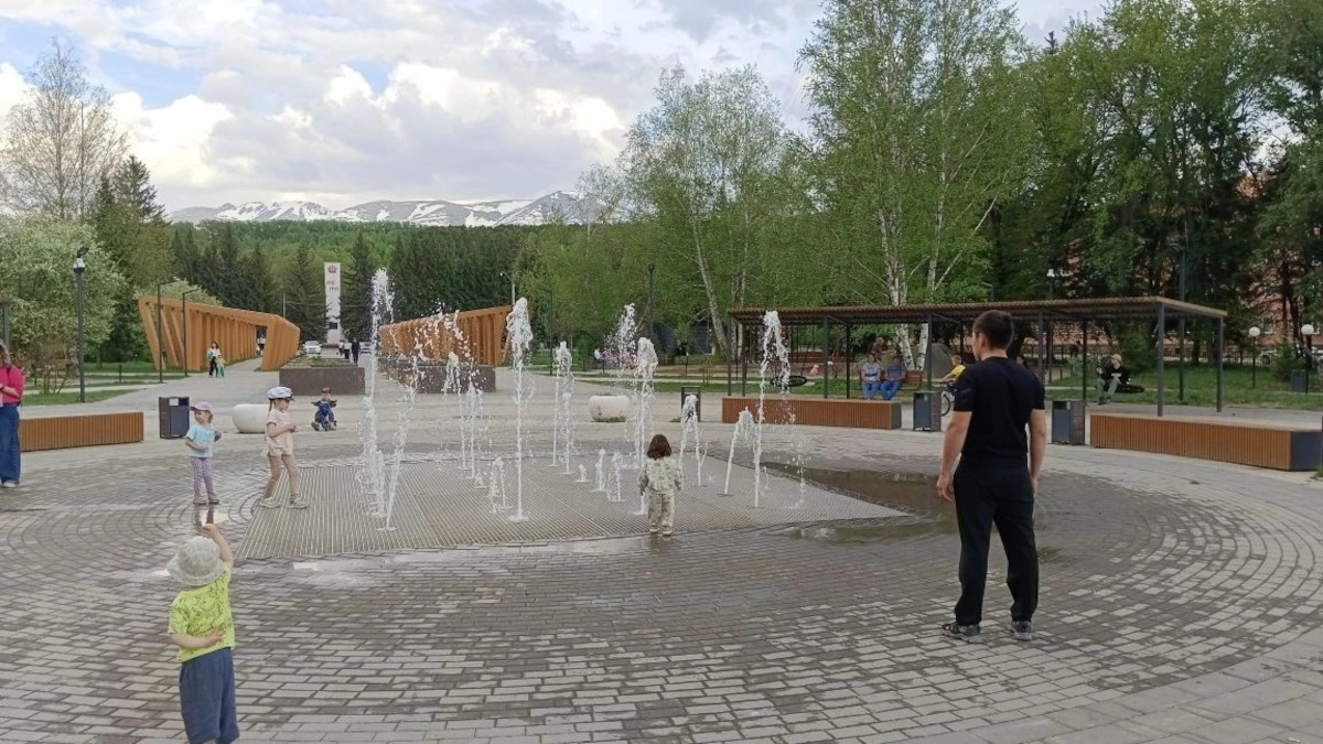 В Риддере на площади Республики запустили фонтан
