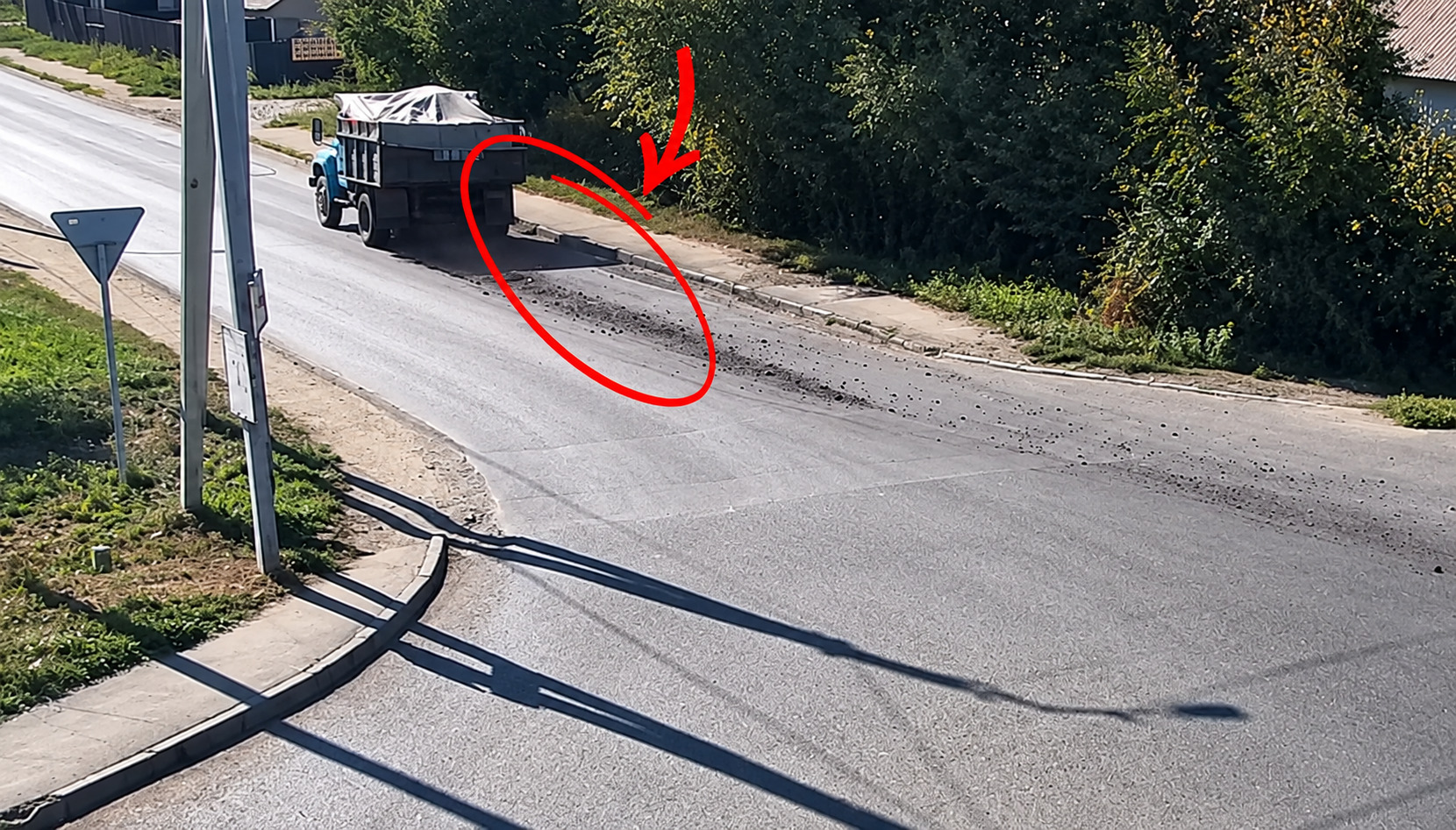 В ВКО водитель грузовика ответит за неправильно закрепленный груз