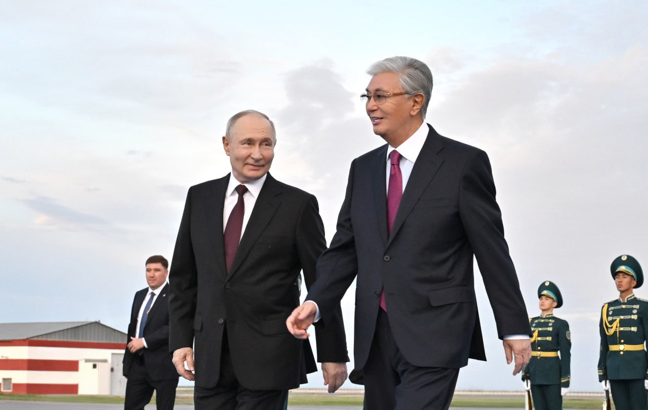 Токаев встретил Путина в аэропорту Астаны