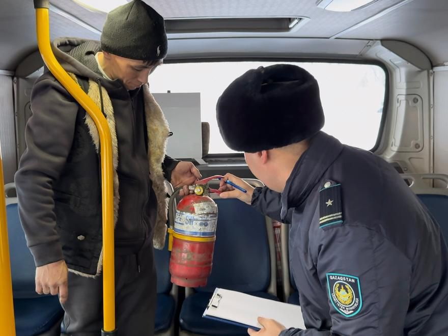 В ВКО полицейские проверяют автобусы
