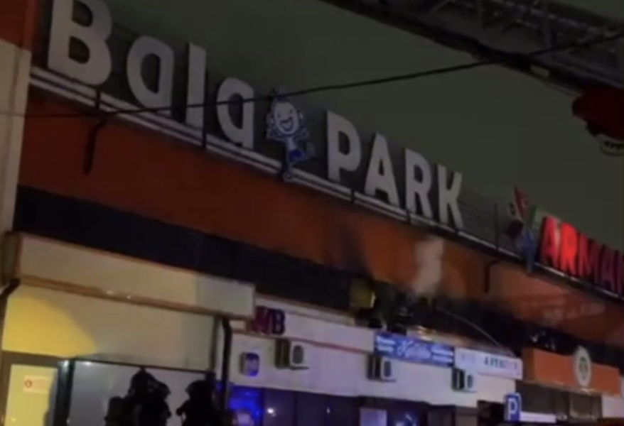 Огнеборцы области Абай тушили возгорание в развлекательном детском центре Семея