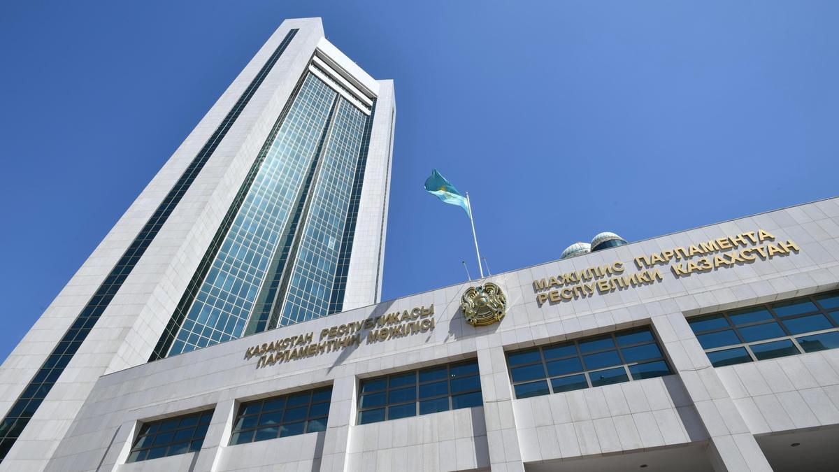 Амнистия к новой Конституции Казахстана: Мажилис рассмотрит законопроект в первом чтении