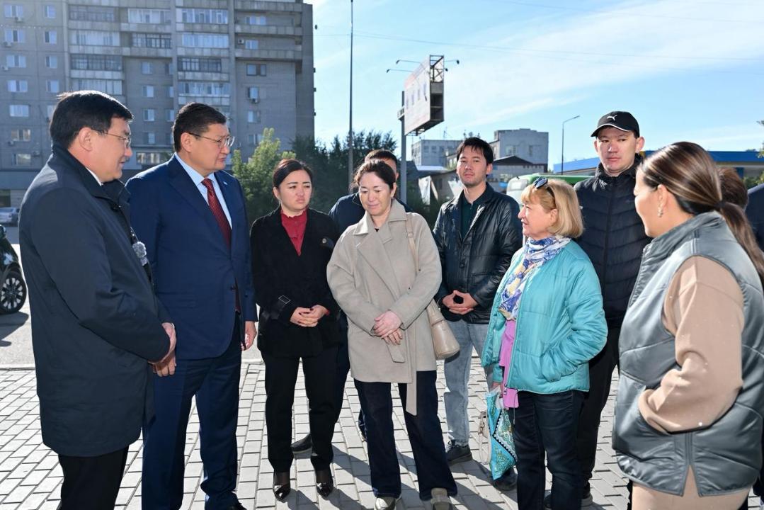 В Семее продолжается обновление фасадов зданий
