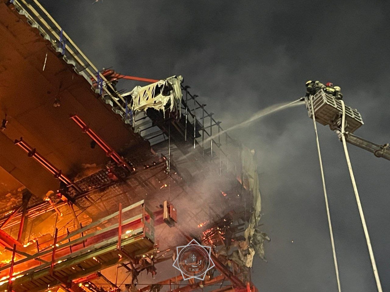 Пожар на стройке на высоте 30 метров ликвидировали спасатели в Павлодаре