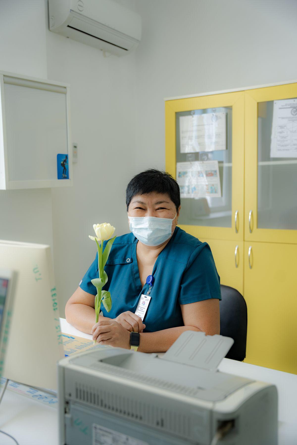 Жительницам Усть-Каменогорска на улицах и в торговых центрах дарили цветы