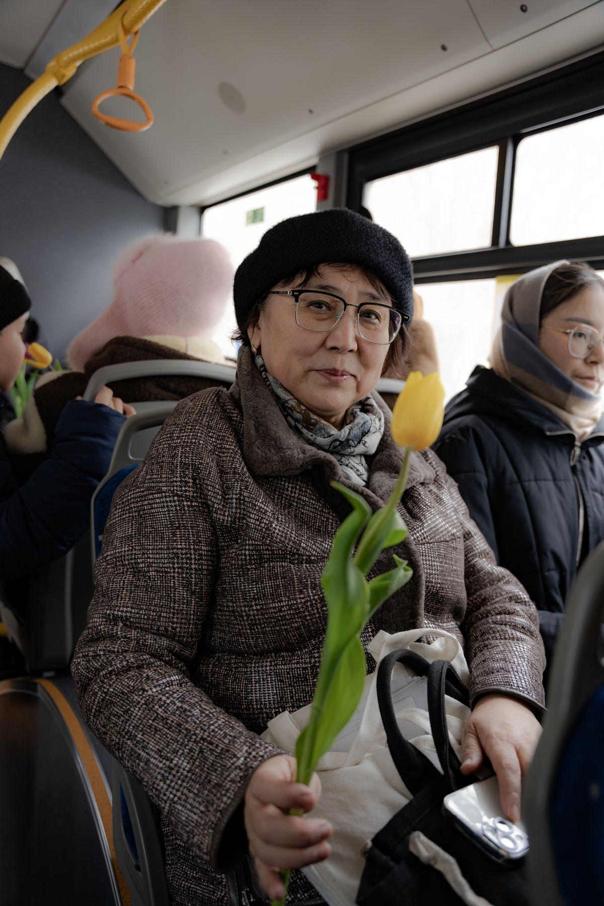 Жительницам Усть-Каменогорска на улицах и в торговых центрах дарили цветы