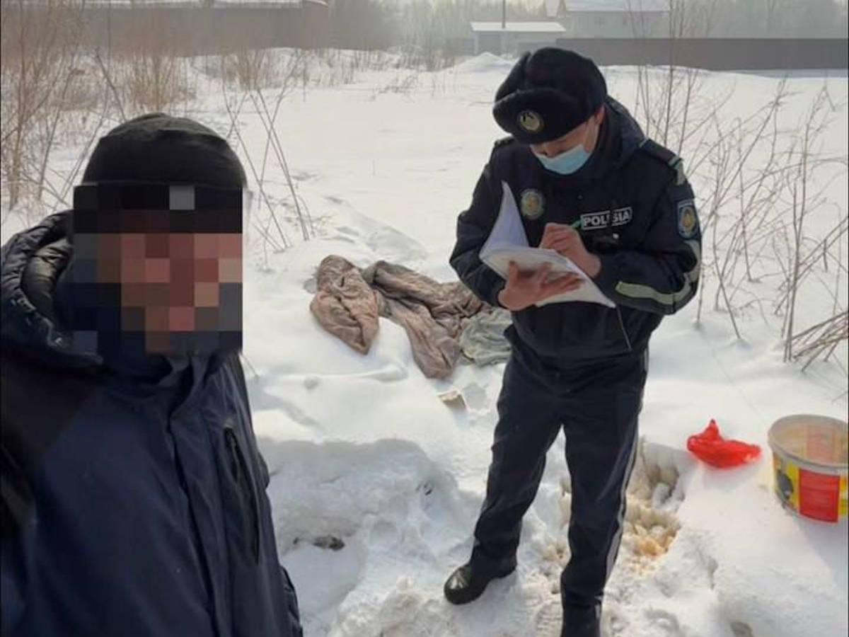 В Усть-Каменогорске полицейские в морозы забирают с улиц бездомных 