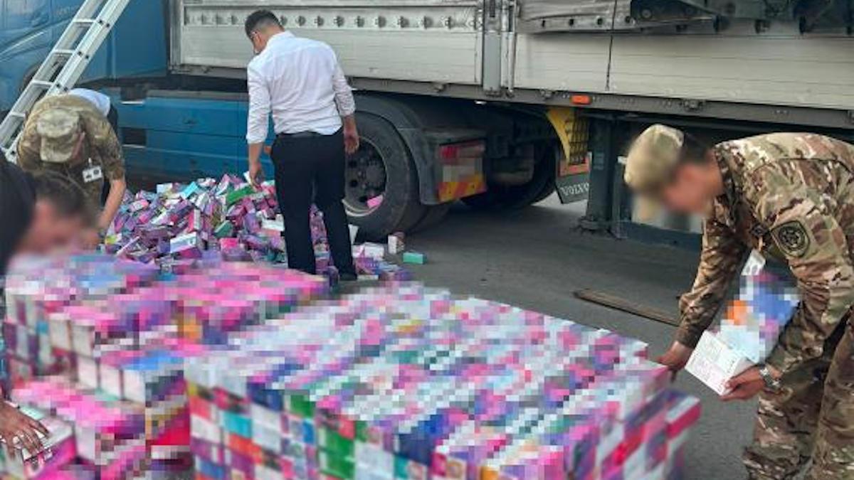 На границе Казахстана изъяли более 27 тысяч вейпов стоимостью около 500 млн тенге