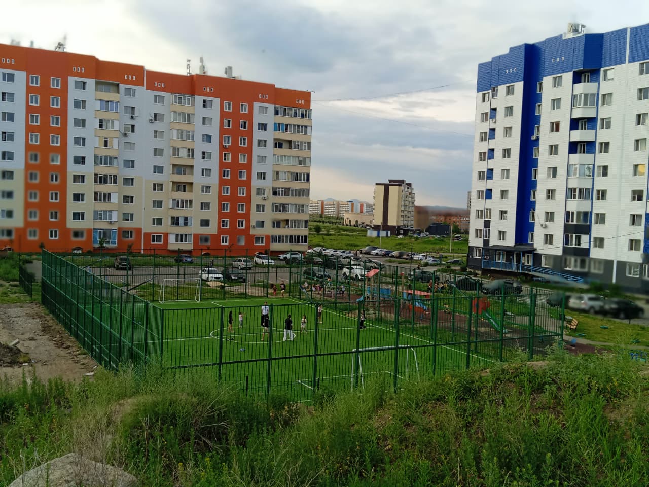 Спортивная площадка стала причиной скандала между соседями двух многоэтажек в Усть-Каменогорске