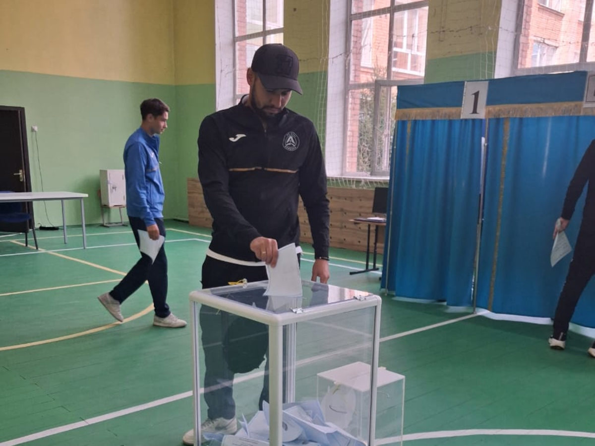 В Усть-Каменогорске футболисты пришли проголосовать на выборы в Курултай