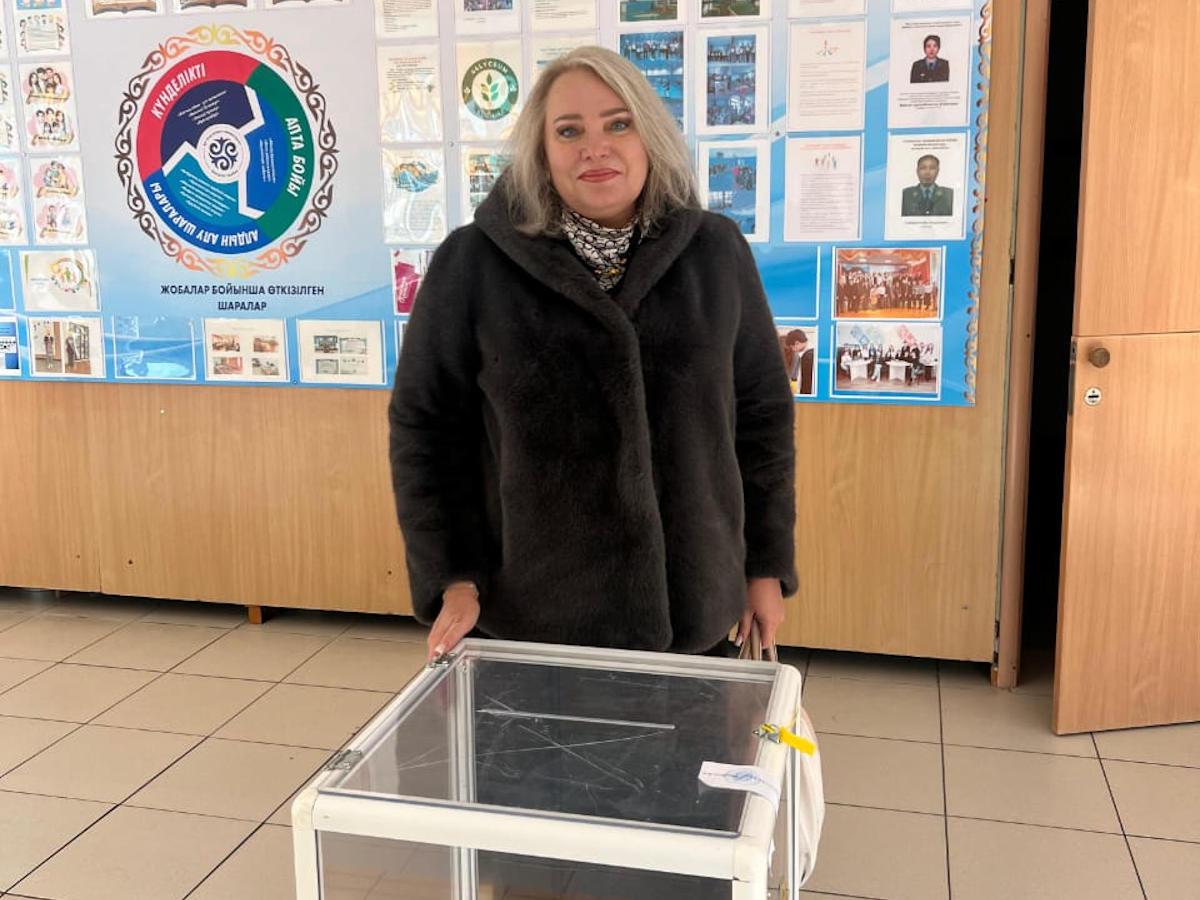 Депутат городского маслихата Анжела Горностаева проголосовала на референдуме в Усть-Каменогорске