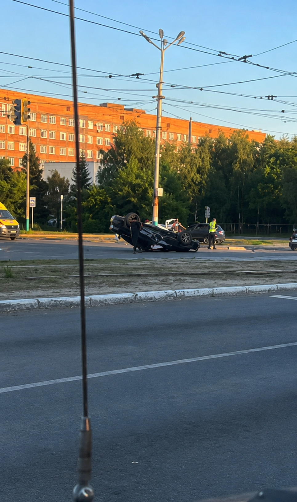В Усть-Каменогорске в результате ДТП перевернулся легковой автомобиль