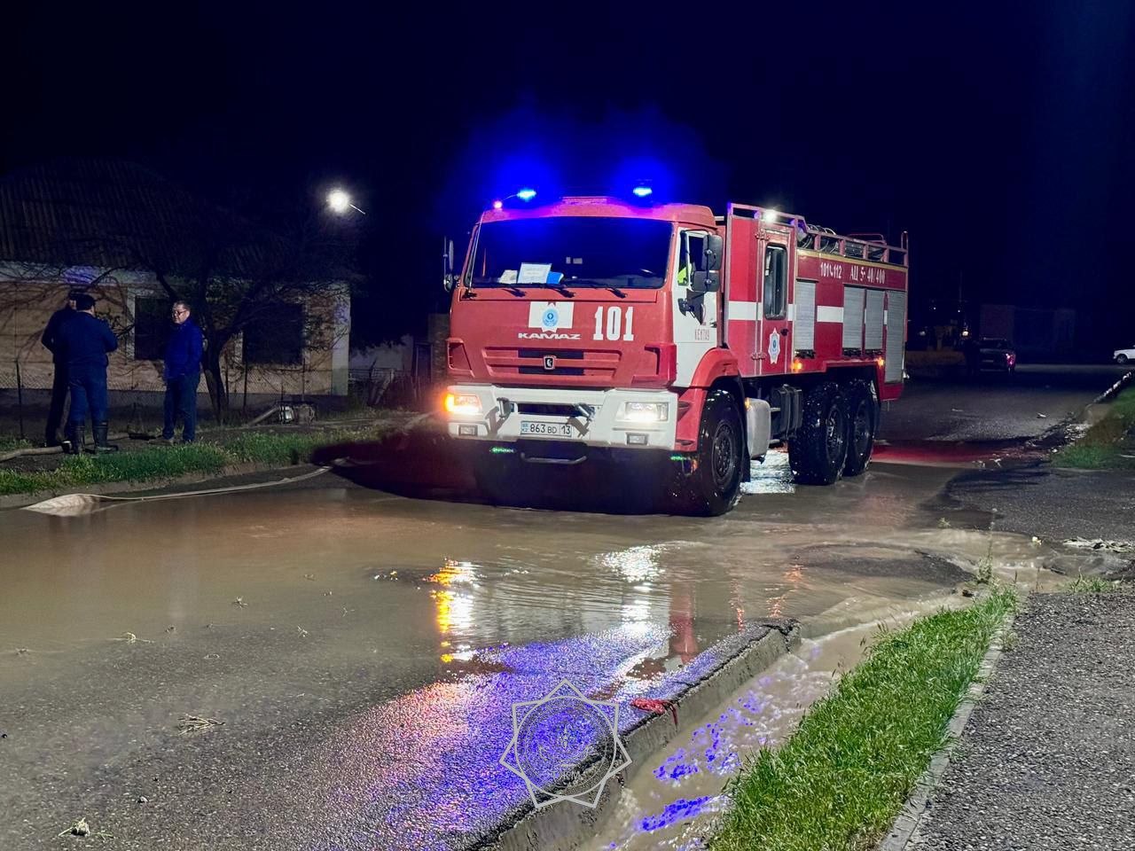 Ливень подтопил улицы Кентау: откачано более 2,4 тыс. кубометров воды