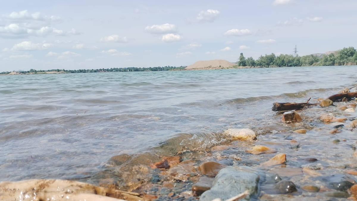 В Усть-Каменогорске побережье котлованов снова утопает в мусоре